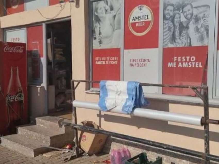 Grabitet marketi në Voskopojë, pronari: Kanë qenë katër persona të maskuar dhe të armatosur, shqyen derën me armë