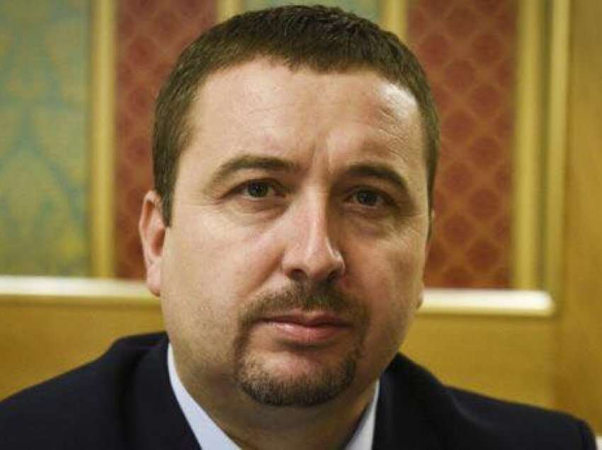 Latifi: Dalja e serbëve nga institucionet nuk ka lidhje me targat, është pretekst