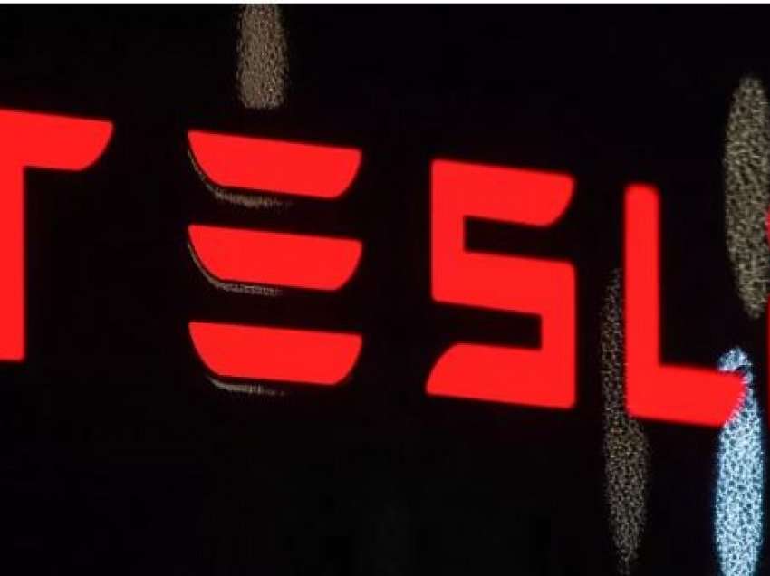 Tesla tërheq mbi 40 mijë makina për shkak të defektit në drejtimin elektrik