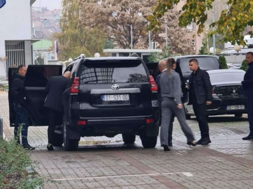 Takimi me Kurtin, Haradinaj largohet i pari nga ndërtesa e qeverisë