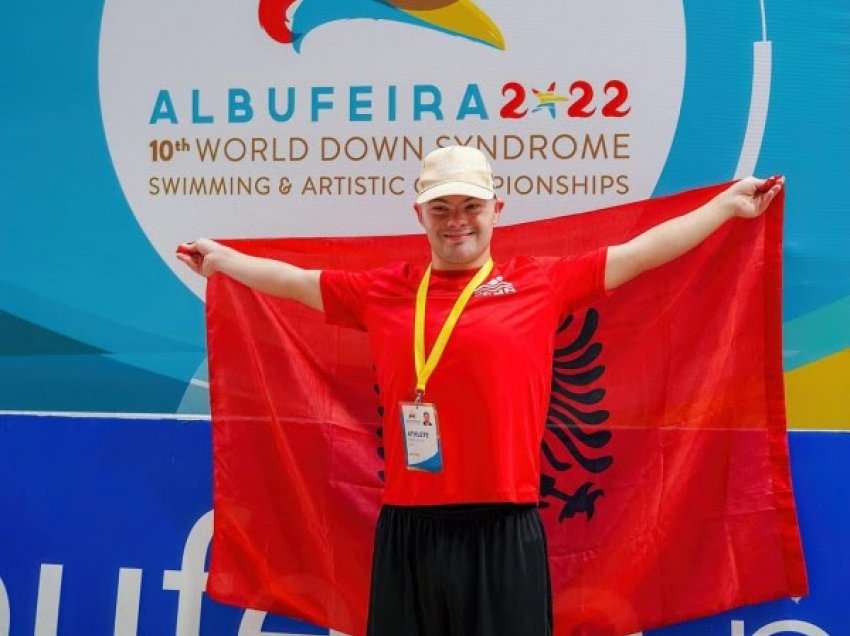 ​Gersi Troka, djali me sindromën down renditet në dhjetëshen si notari më i mirë në botë