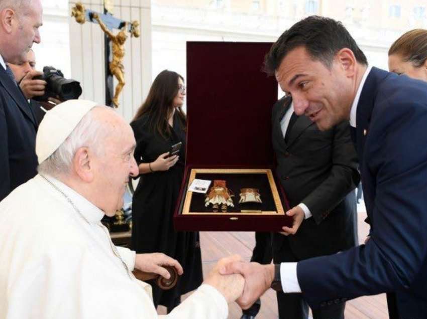 Veliaj takon Papa Françeskun në Vatikan: Do ndërtojmë shtatoren e shenjtores Nënë Tereza te Parku i Liqenit