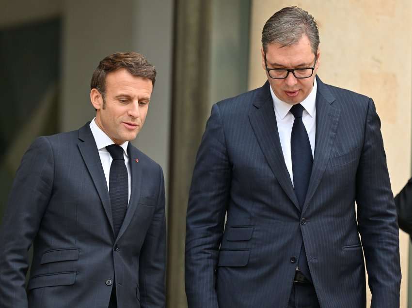 “Një Vuçiq dukshëm nervoz”, çfarë ndodhi me presidentin serb pas takimit me Macron?