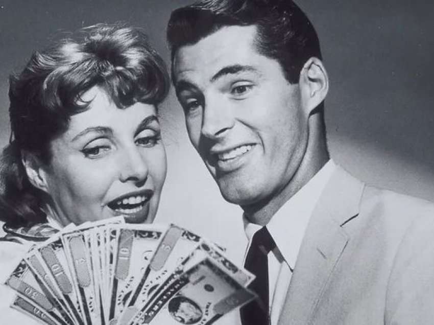10 sinjale që tregojnë shumë në lidhje me paratë kur jeni duke u njohur me dikë