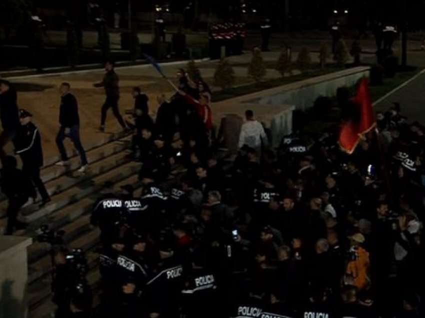 Përfundon protesta/Përplasje në shkallët e kryeministrisë – ky është paralajmërimi i Sali Berishës për Ramën