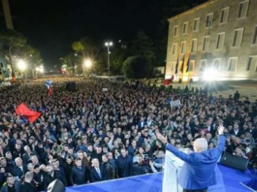  Ilir Meta reagon një ditë pas protestës në Bulevard: Shqipëria u përket të rinjve!