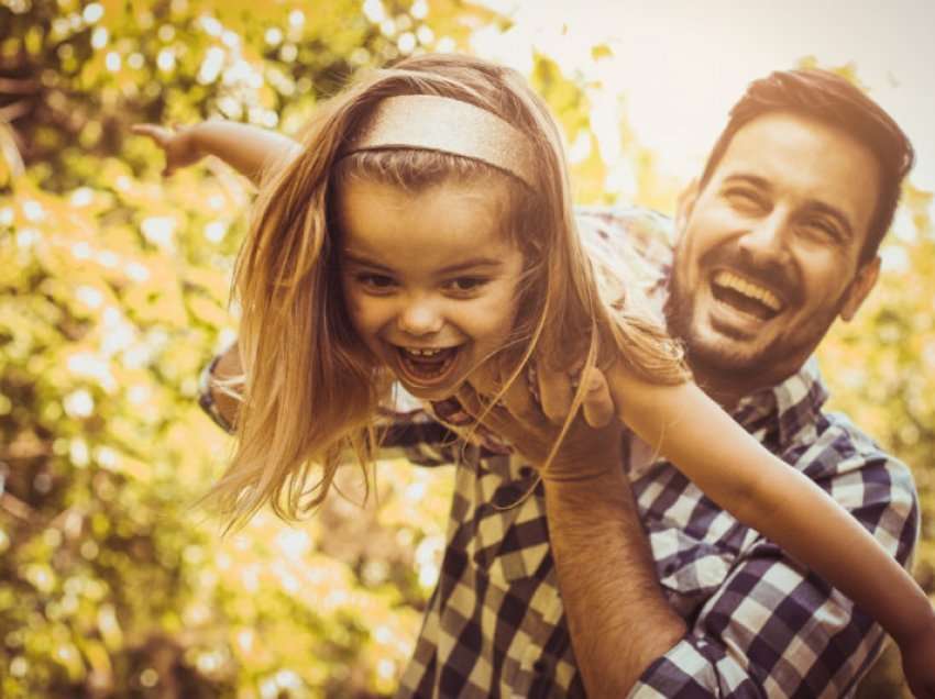 Marrëdhënia baba-vajzë: Sa ndikon kjo në marrëdhëniet e dashurisë?