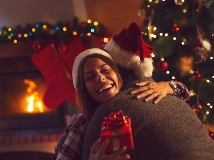 Kush e zbukuron shtëpinë për Krishtlindje para kohe është më i lumtur sipas ekspertëve