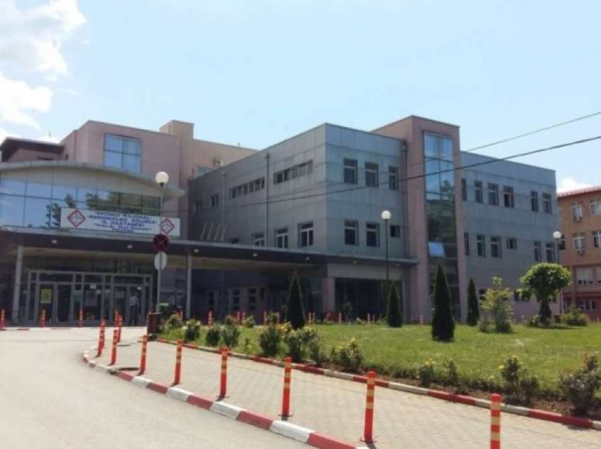 Nga spitali i Prizrenit flasin për gjendjen e të riut që u ther mbrëmë me thikë