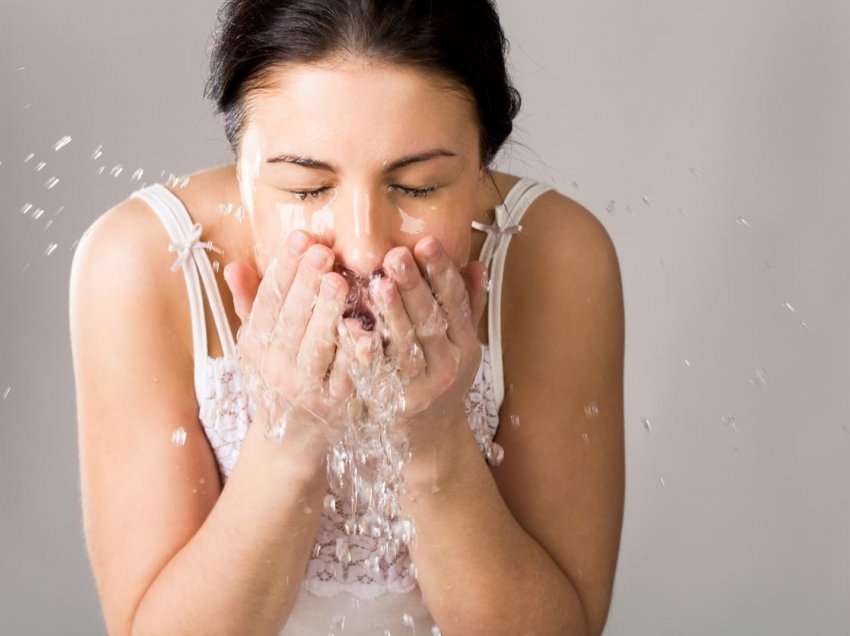Larja e fytyrës me ujë të ftohtë: ja efektet për lëkurën tonë