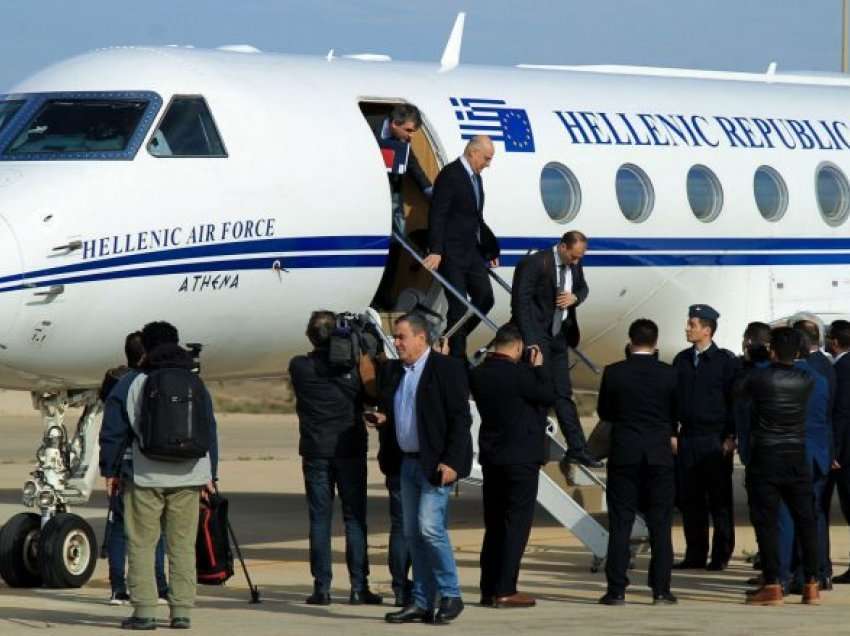 Ministri i Jashtëm grek bëri bujë pasi refuzoi të dilte nga aeroplani gjatë vizitës në Tripoli