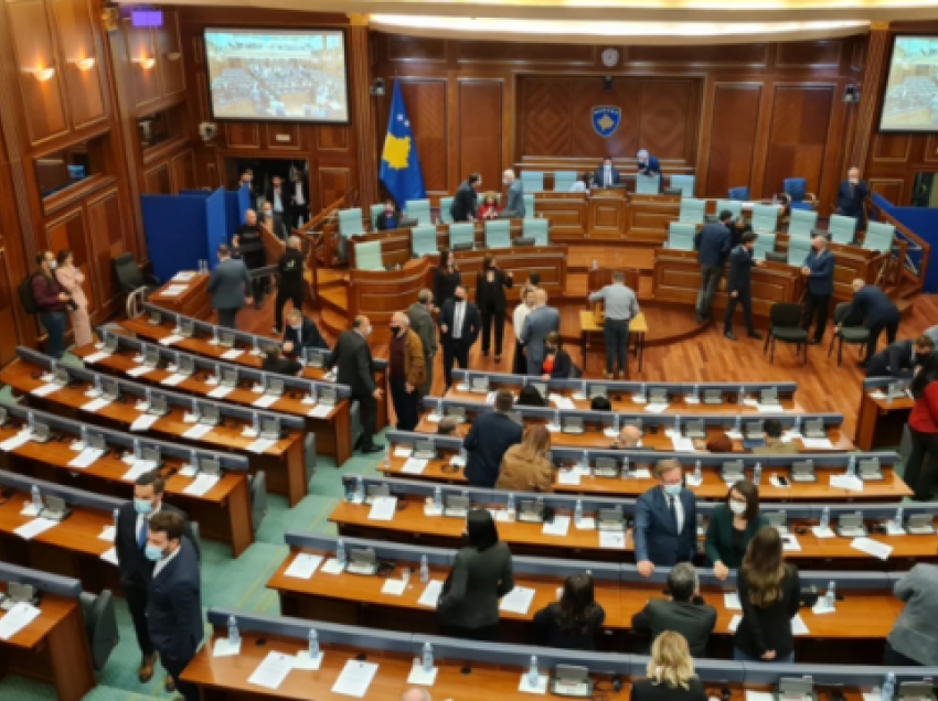 Mediat në Serbe raportojnë se Lista Serbe u betua në Kuvend që do ta mbrojnë sovranitetin territorial të Kosovës