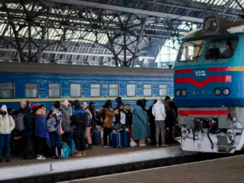 Niset treni i parë nga Kievi për në Kherson-in e çliruar pas 8 muajsh pushtim