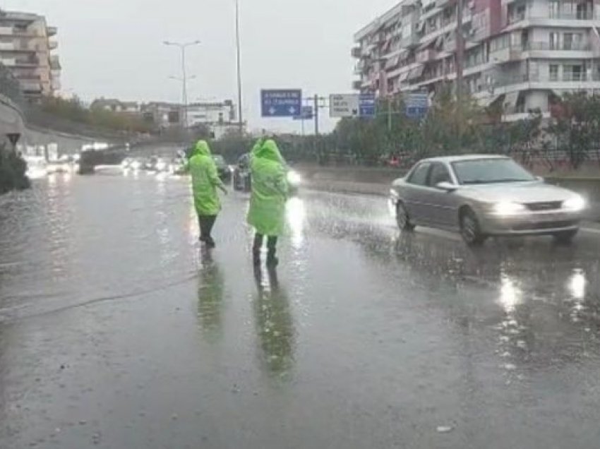 Rrebeshe e përmbytje në vend, policia zbarkon në terren dhe lëshon thirrjen e fortë për shoferët