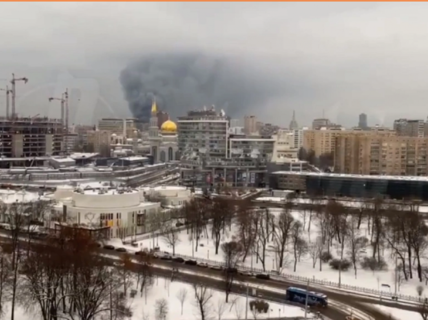 Pamjet/ Shpërthim në zemër të Rusisë, magazina në Moskë përfshihet nga flakët