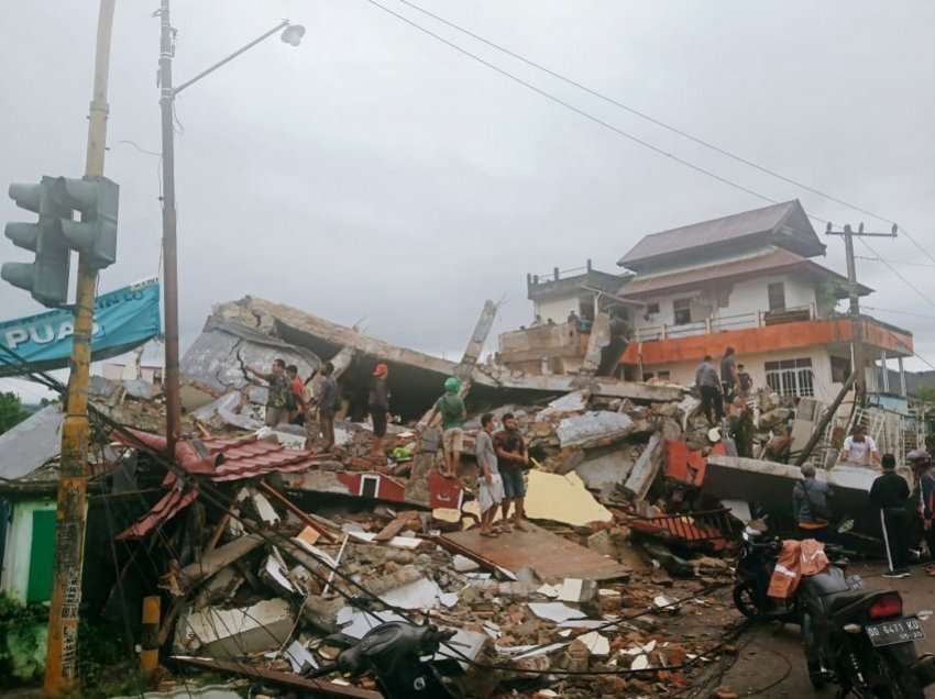 Të paktën 162 të vrarë nga tërmeti i fuqishëm në Indonezi