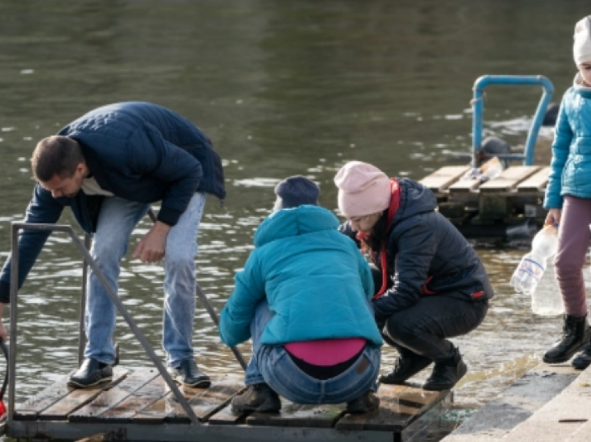 Banorët e dëshpëruar në Kherson detyrohen të pinë ujë nga lumi për të mbijetuar