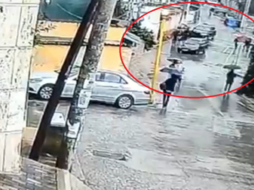 Makina me shpejtësi përplas këmbësorin/ Aksident i rëndë në Tiranë, pamjet e kamerave të sigurisë