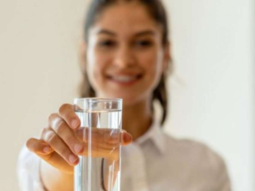 Pse duhet të pini një gotë ujë çdo mëngjes me stomakun bosh