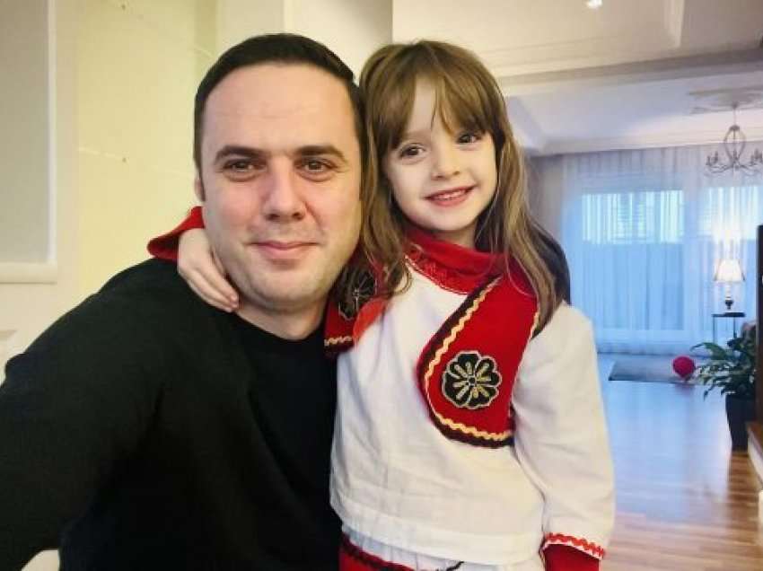 Abdixhiku shpërndan fotografi me vajzën e tij të veshur me veshje kombëtare