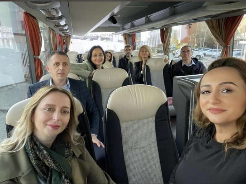 Deputetët e VV-së nisen me autobus drejt Shqipërisë, duken të lumtur
