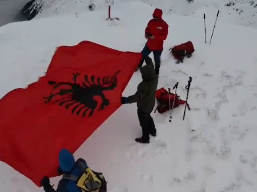 Për nder të 28 nëntorit, alpinistët nga Kosova valëvisin flamurin kombëtar në Majën e Bistrës