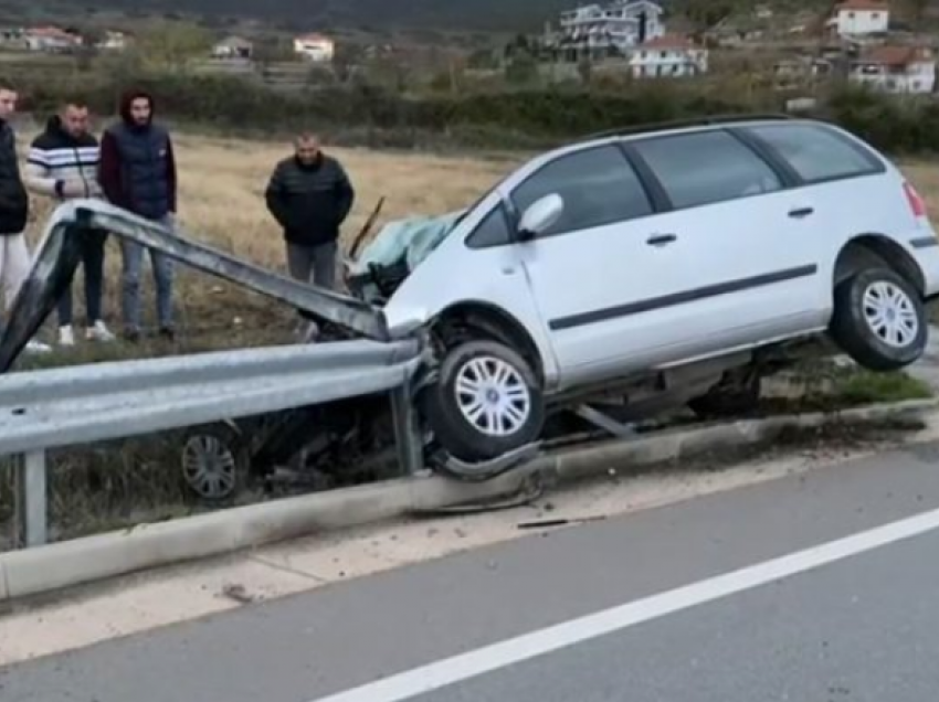 Aksident i rëndë në rrugën Pogradec – Qafë Thanë, makina përplaset me trafik ndarësen, bëhet copë-copë