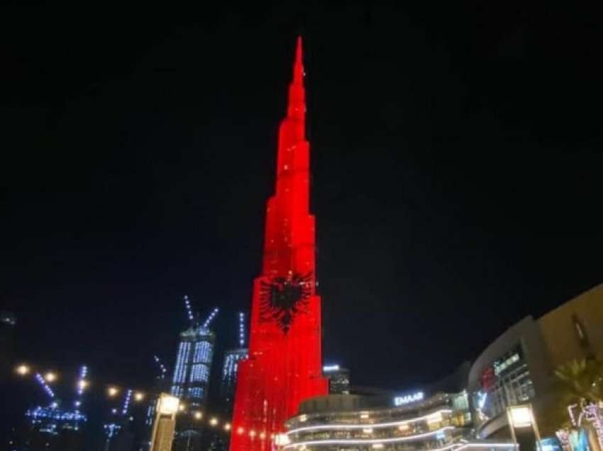 ​Ndërtesa më e lartë në botë shndërrohet në flamurin kuq e zi