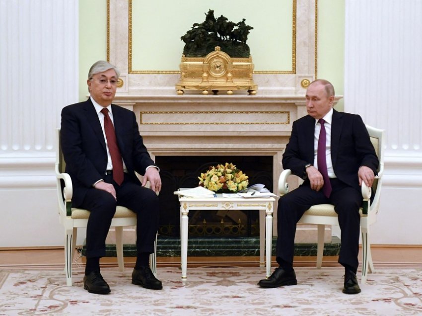 Udhëheqësi i Kazakistanit takohet me Putinin në udhëtimin e parë jashtë vendit pas zgjedhjeve
