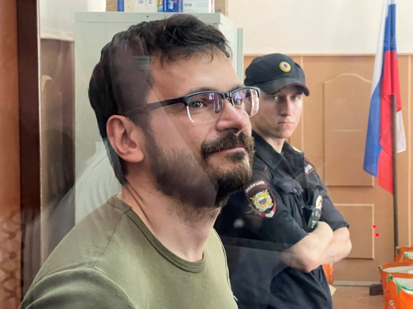 Një figurë e opozitës ruse del në gjyq për kritikat e luftës në Ukrainë