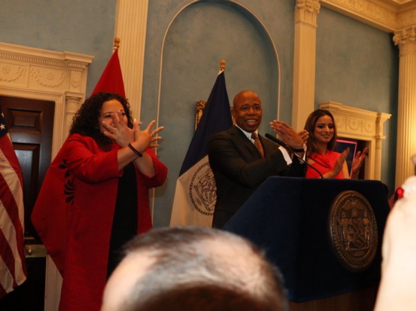 Eric Adams Kryetari i Bashkisë së Nju Jorkut feston “Ditën e Trashëgimisë Shqiptare” me simbolin e Shqiponjës dhe Plisin