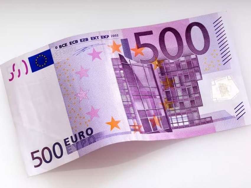 Një person i dërgon në bankë 1,000 euro të falsifikuara, policia në kërkim të tij