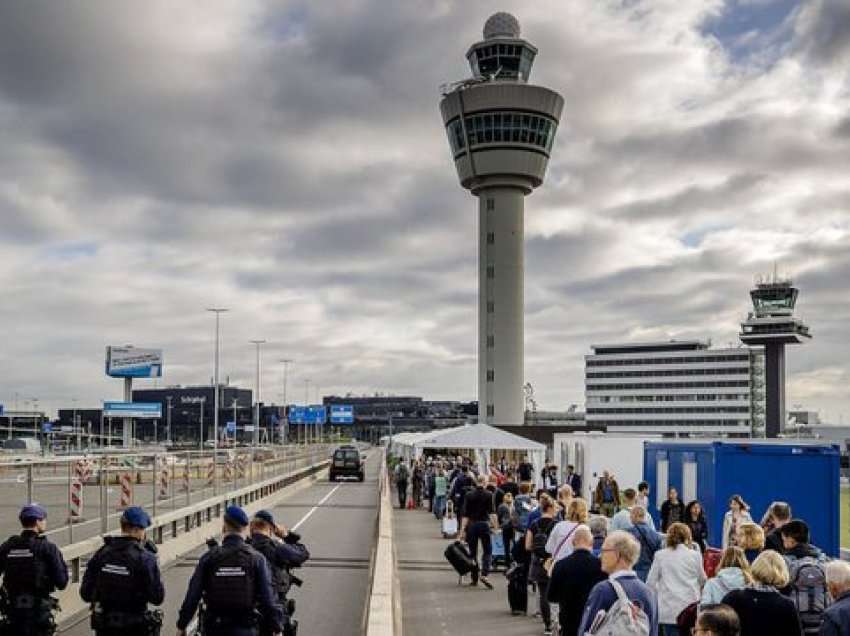 Një nga aeroportet më të ngarkuara të Evropës kufizon numrin e pasagjerëve deri në 2023