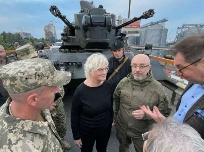 Ministrja gjermane e Mbrojtjes viziton Odesan, nga atje u premton ukrainasve sistemin raketor IRIS-T SL