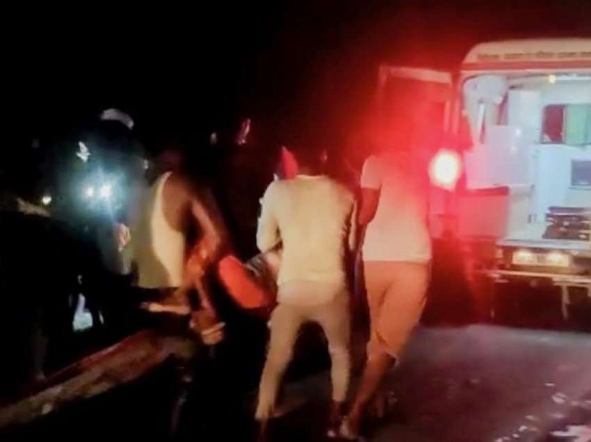 Aksident tragjik, autobusi bie në liqen në Indi, 26 të vdekur