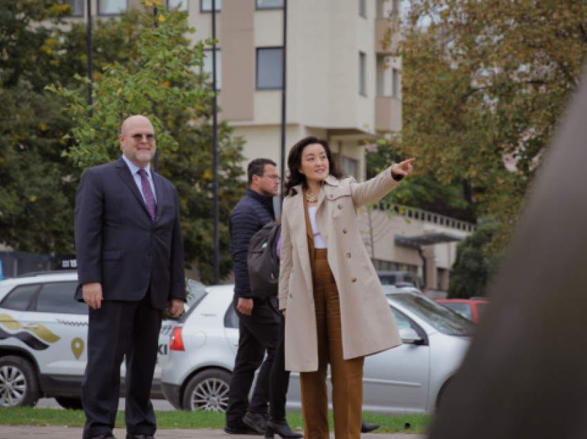 Ambasadorja amerikane në Tiranë vjen në Kosovë, Hovenier e shëtitë nëpër Prishtinë