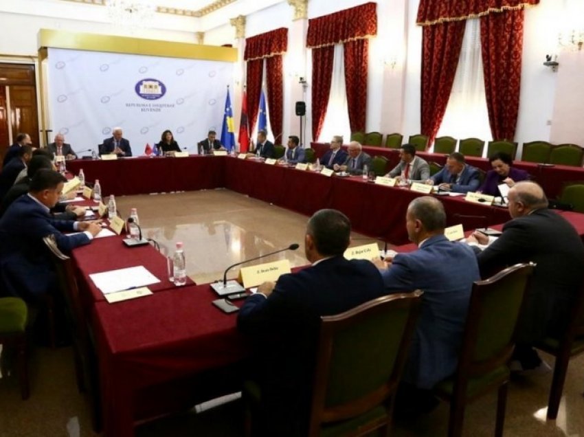 Komisioni për AKI-në takon drejtuesit e inteligjencës shqiptare