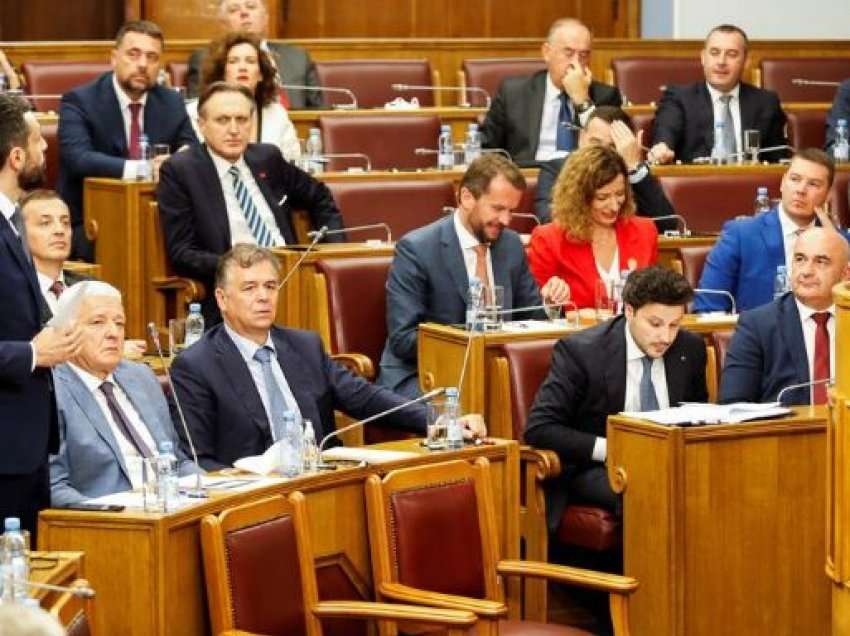 Njëra palë kërkon zgjedhje, tjetra riformim të qeverisë – Mali i Zi në situatë të paqartë politike