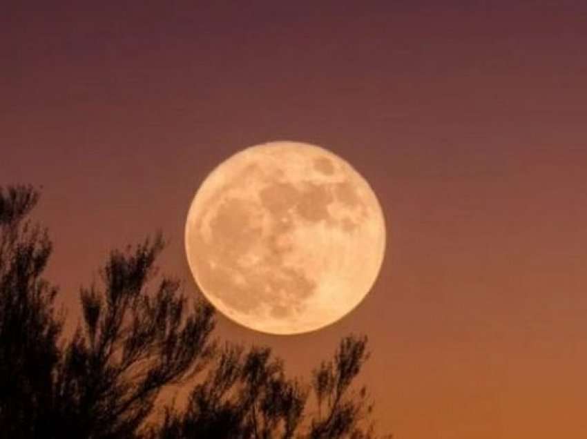 ‘Hëna e përgjakur’ e tetorit: Kur do të jetë e plotë dhe çfarë do të thotë për çdo shenjë?