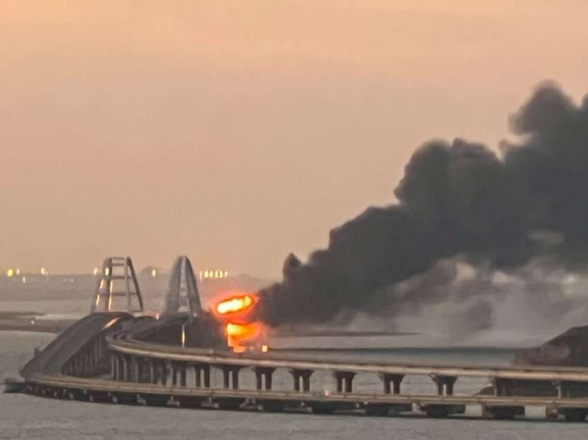 VOA/ Shpërthim në urën që lidh Krimenë me Rusinë
