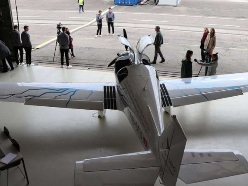 Aeroplani elektrik i ndërtuar nga studentët ngjitet në qiellin e Zvicrës