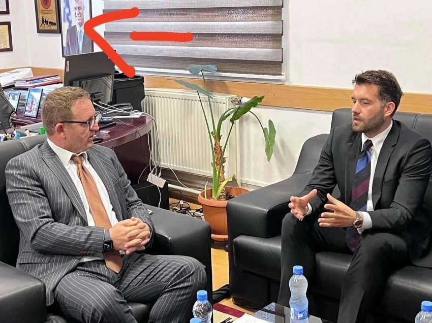Rektori i Universitetit nuk e largon foton e Thaçit nga zyra, e pret si mysafir edhe Gjinovcin