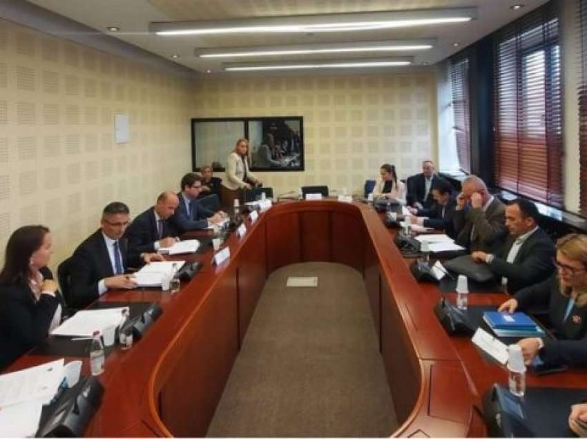 “Ty nuk të jap shpjegime”, përplasje e ashpër mes Bajramit e Thaçit në Komision