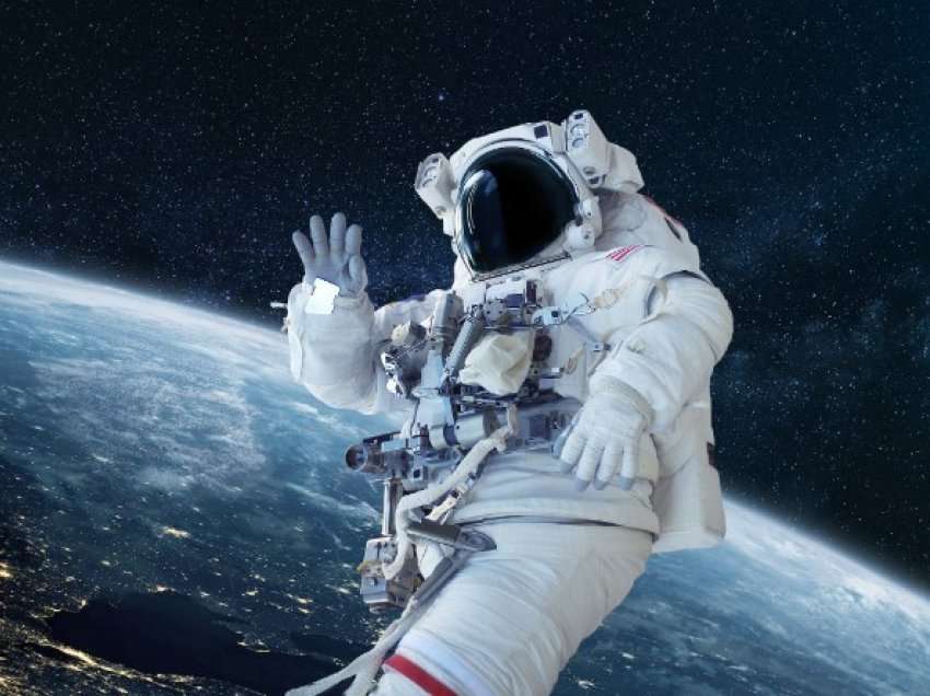 “Astronauti” mashtron 65-vjeçaren, i premton se do të martohen kur të kthehet nga hapësira 