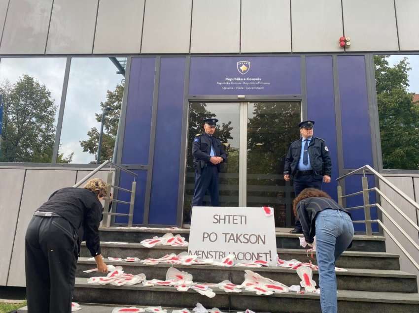 Hyrja e Qeverisë së Kosovës mbushet me peceta menstruale - deklarohen organizatoret