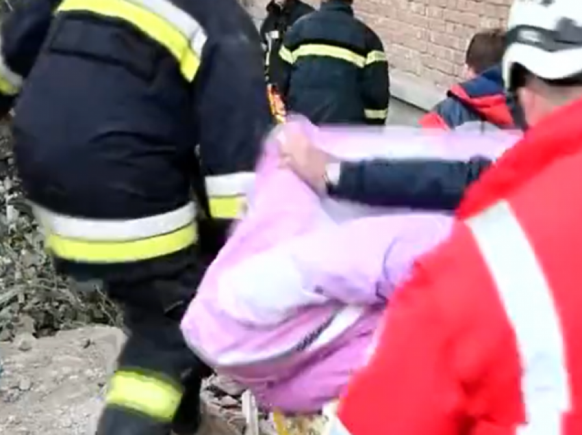 E dhimbshme: Vdes 11-vjeçari i cili u nxor i gjallë nga rrënojat e një ndërtese në Mykolaiv