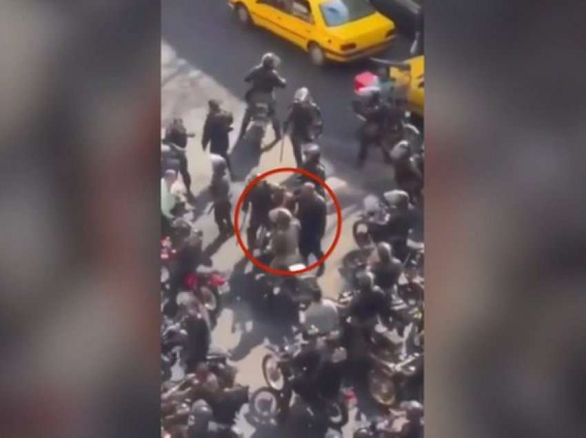 Pamje/ Shokohet sërish Irani, polici sulmon seksualisht në mes të rrugës protestuesen 