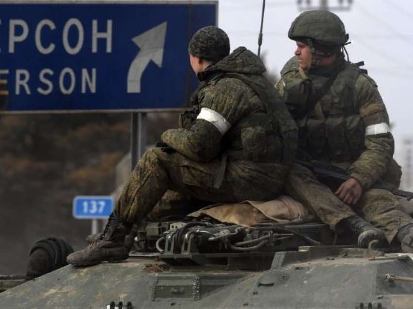 Ukraina po avancon, Rusia bën thirrje për evakuimin e banorëve të Kherson