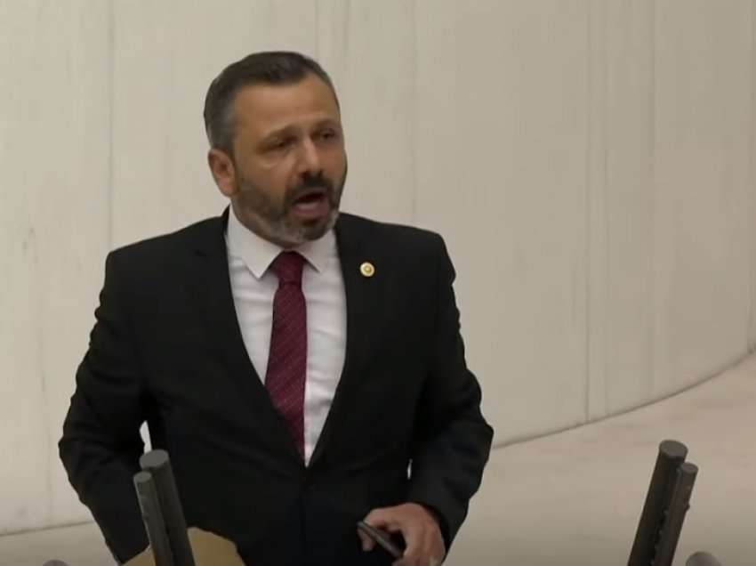 Video/ Deputeti turk thyen telefonin me çekiç në parlament