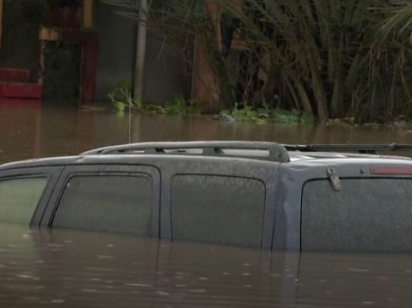 Përmbytjet në Nigeri: Njerëzit evakuohen mbi makina
